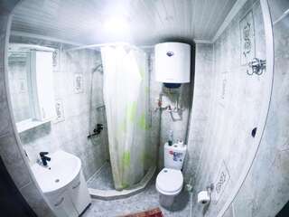 Гостевой дом Alakol-Jyrgalan Guest House Dzhergalan Трехместный номер с собственной ванной комнатой-1